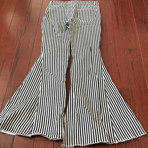 Blank Paige Black & White Striped Ultra Flare Jeans Size Large - Picture 5 of 17